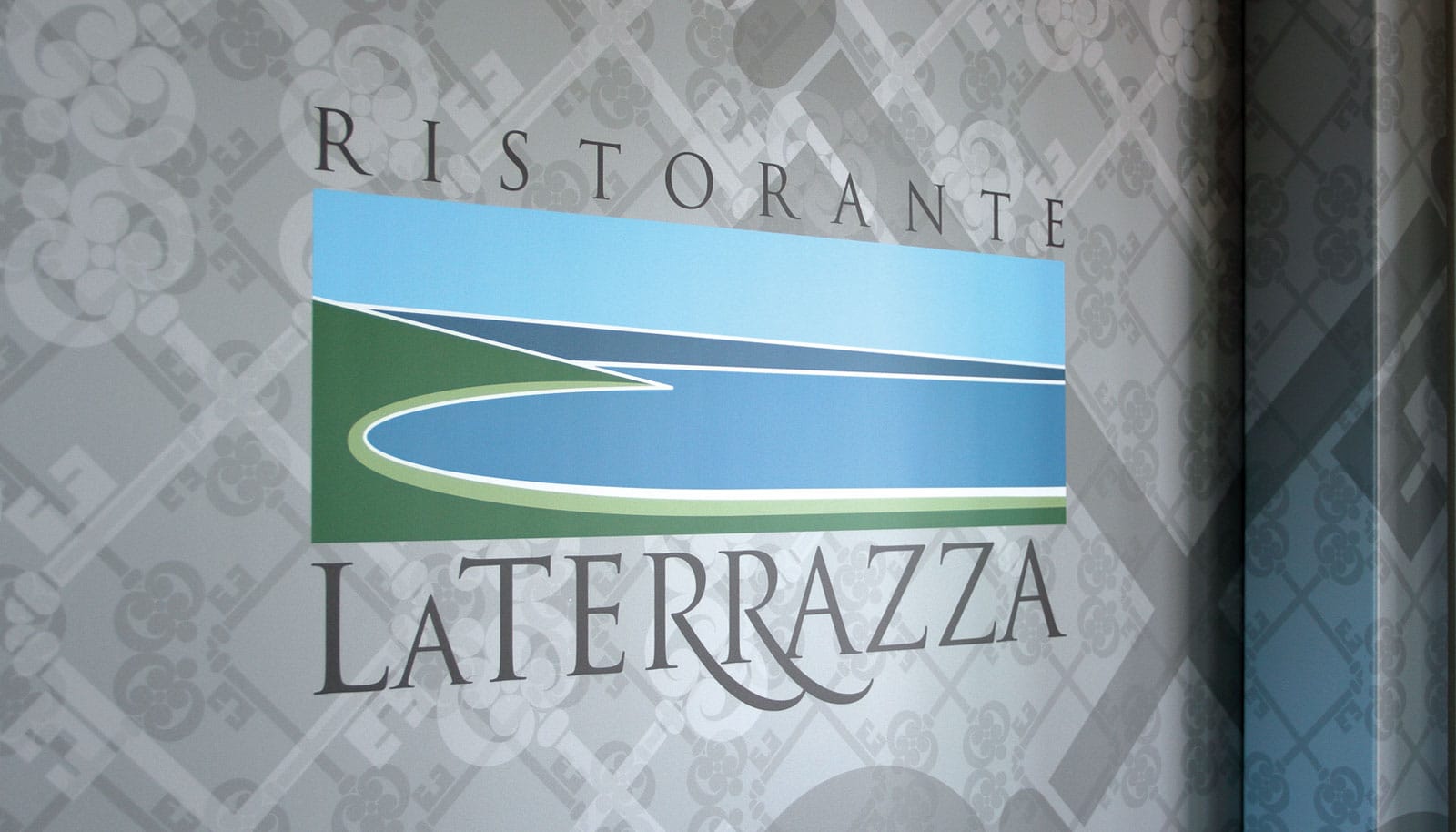 logo ristorante la terrazza apllicato su un muro grigio