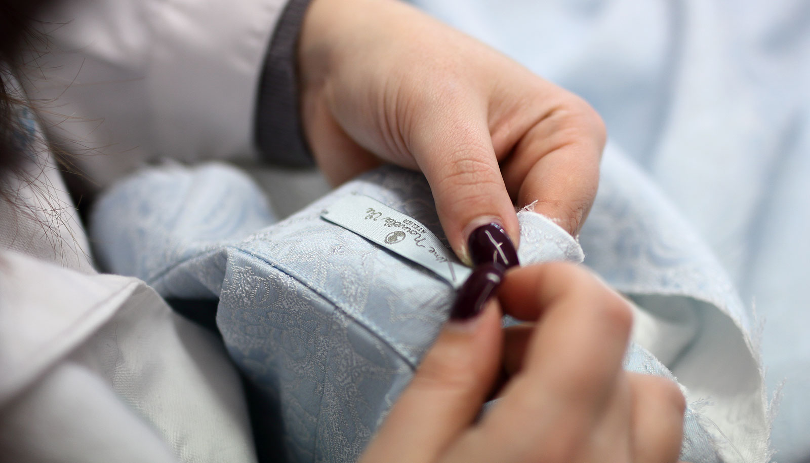 sarta cuce etichetta atelier su abito sartoriale azzurro