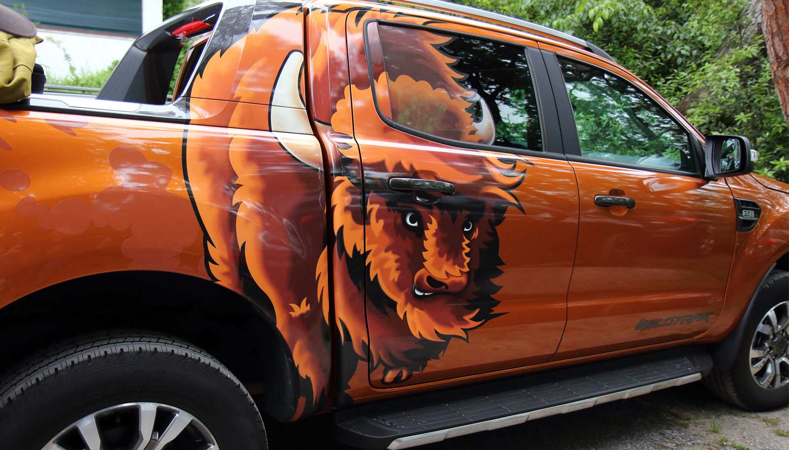 car wrapping con grafica bisonte su pick-up