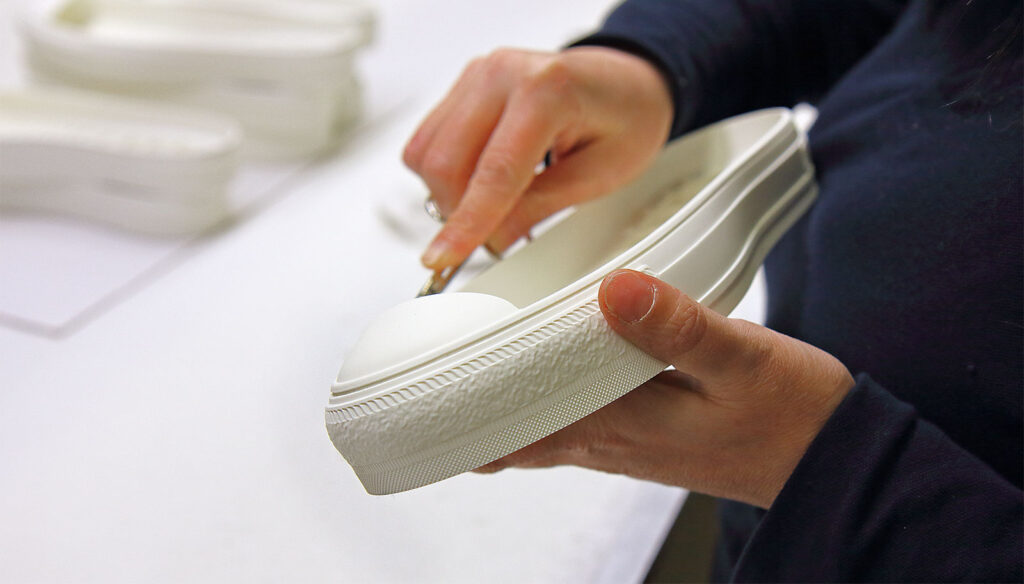 artigiana controlla suola bianco di scarpa di lusso