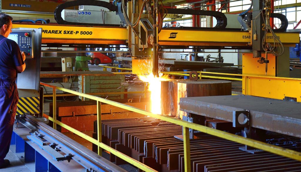 macchina industriale gialla lavora acciaio