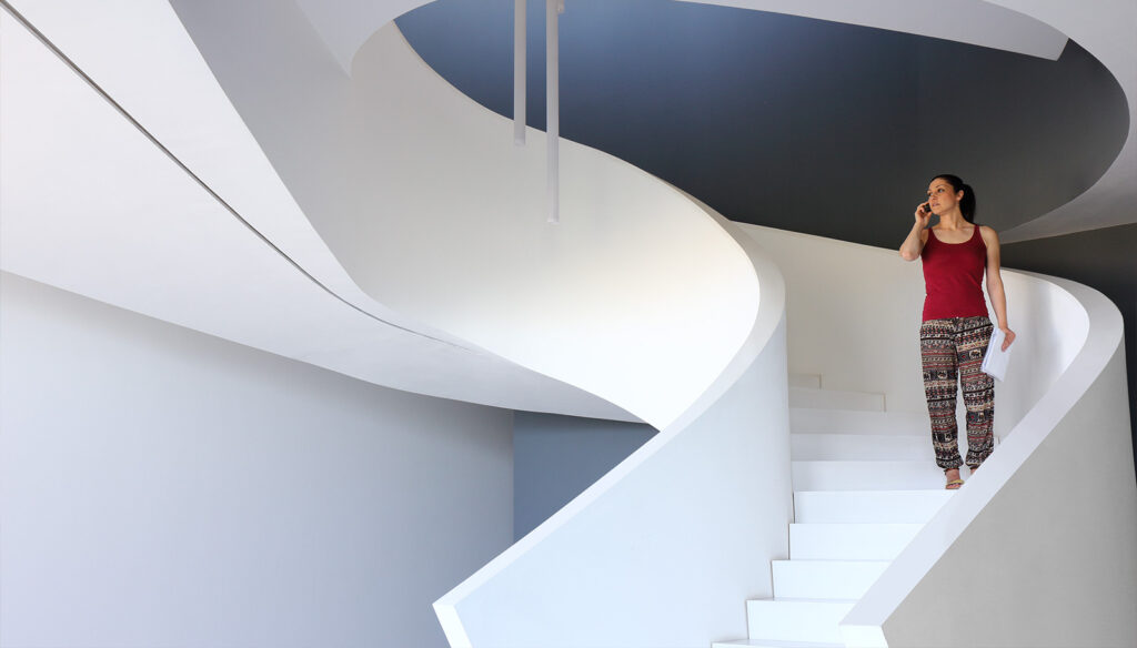 scale moderne bianche con modella