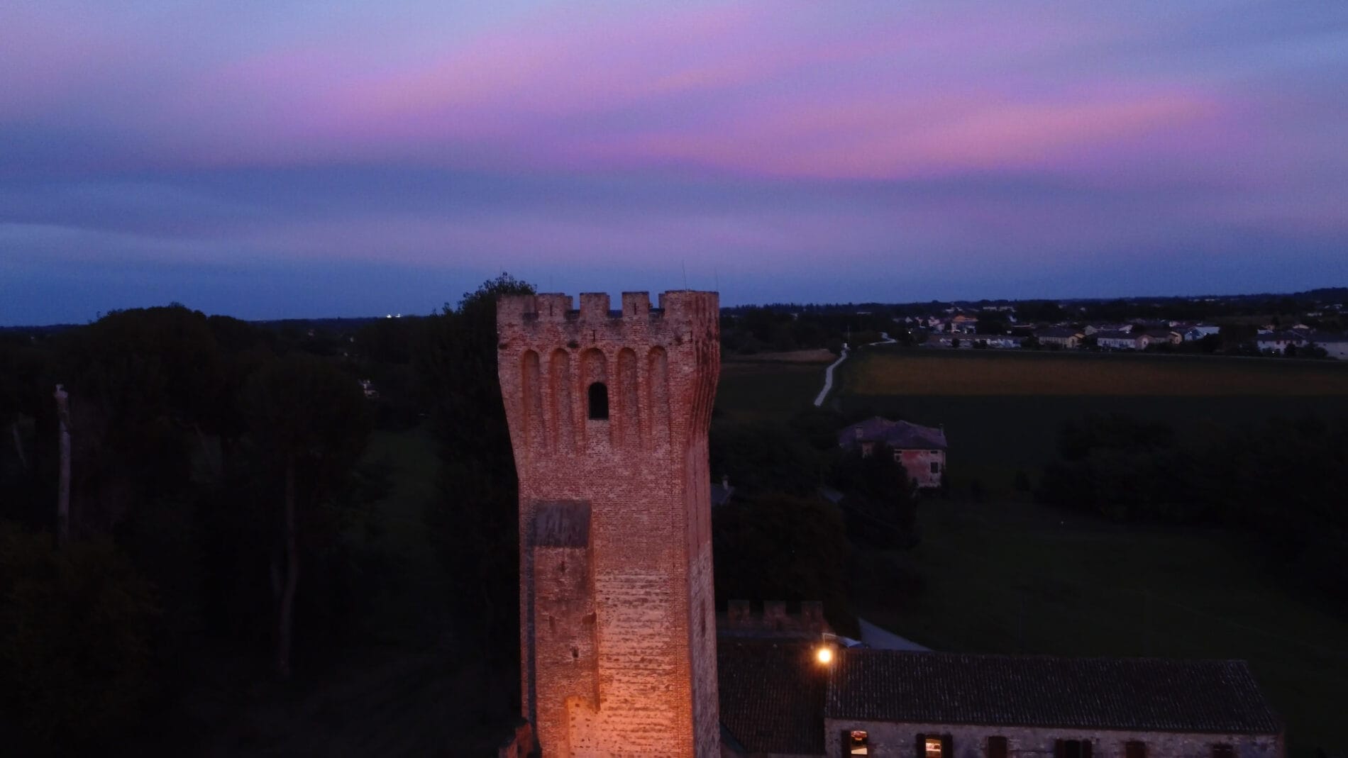 torre di un castello medioevale al tramonto
