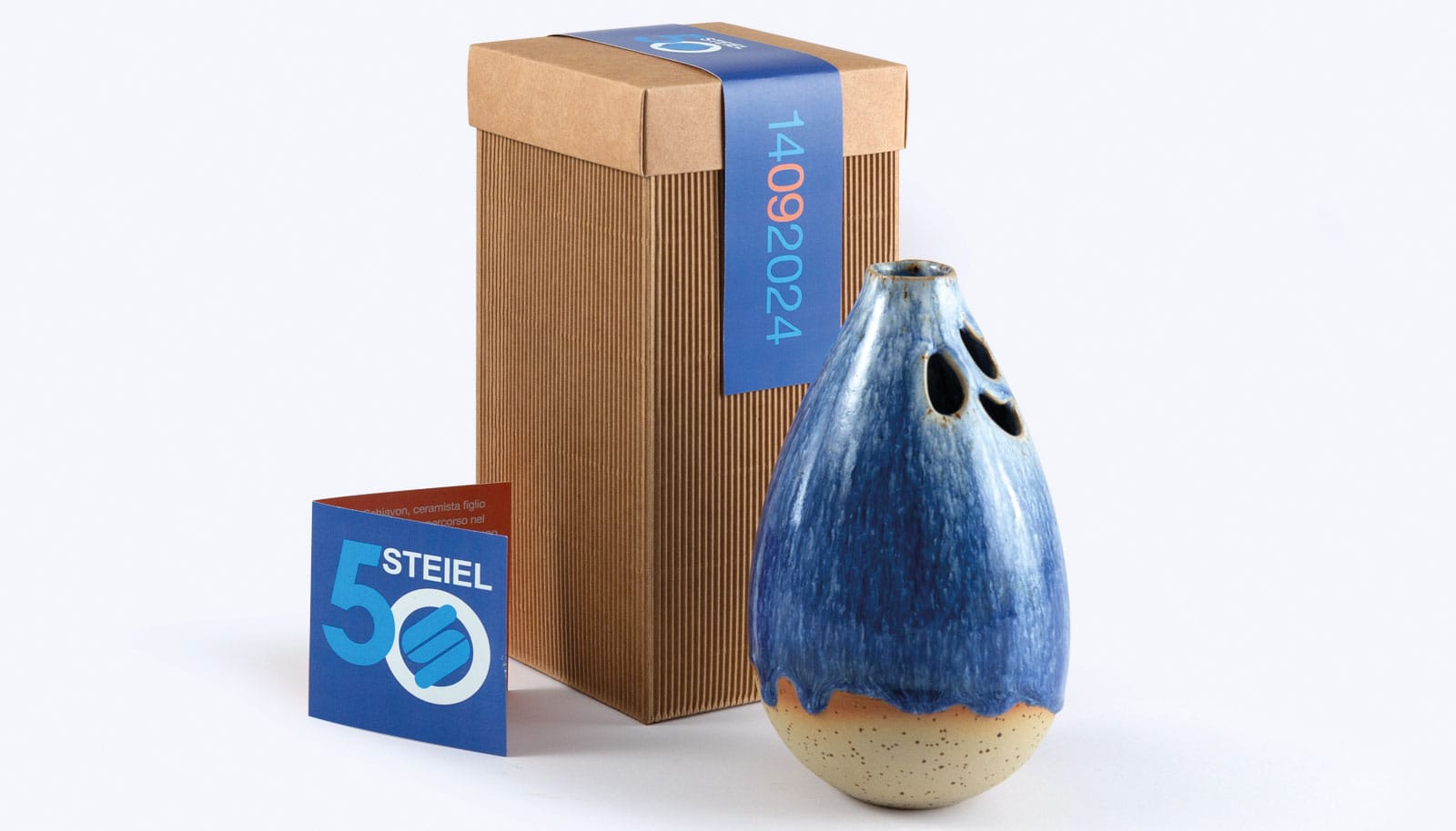 oggetto in ceramica azzurro e arancione